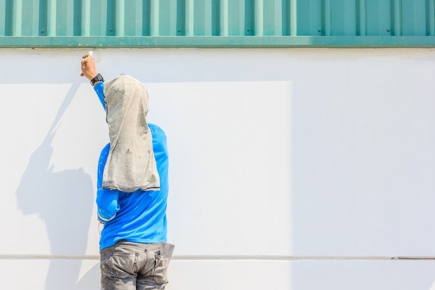 painting exterior walls in Dubai humidity